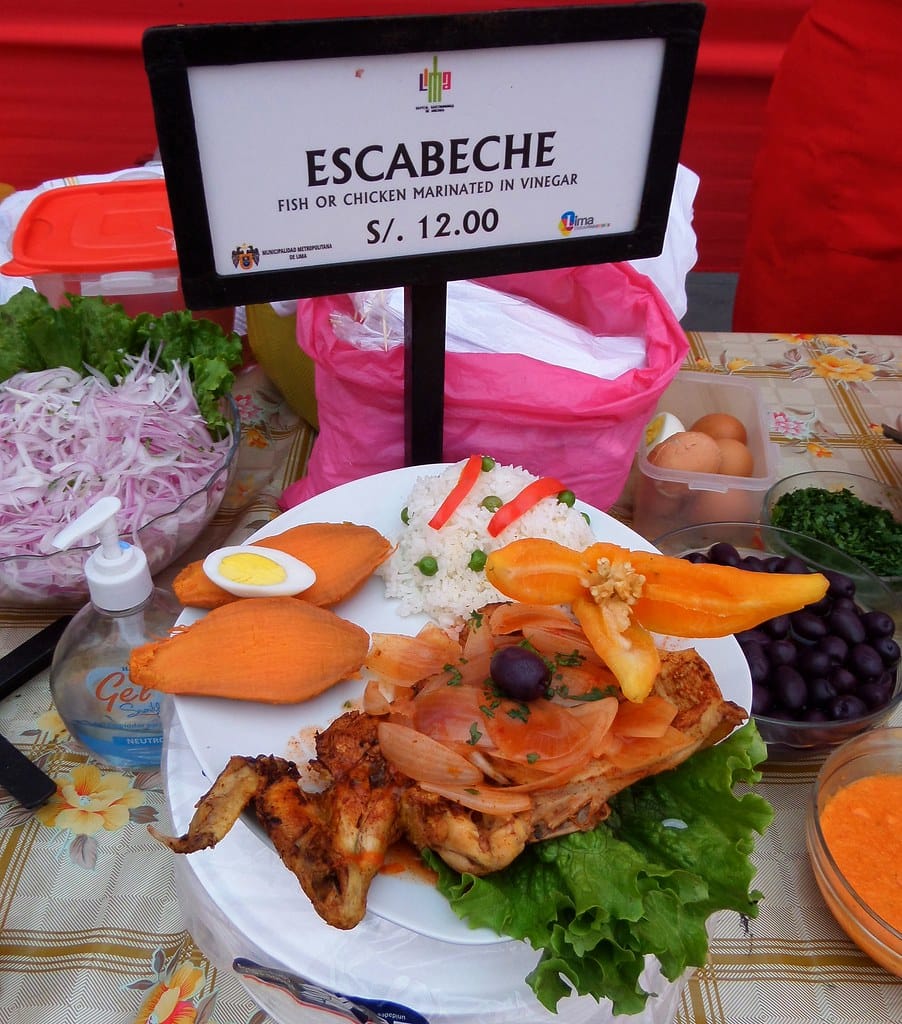 Escabeche de Pollo: Il Piatto Agrodolce della Tradizione Peruviana