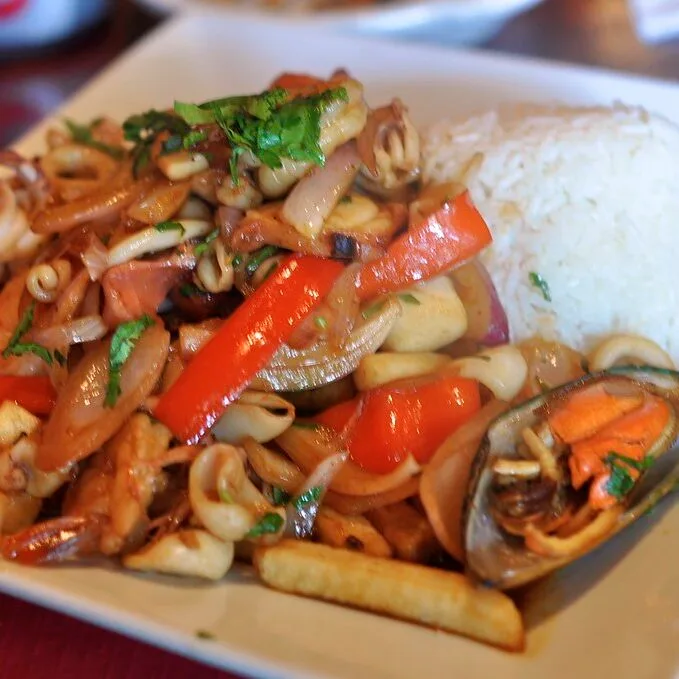 Saltado de Mariscos Peruano