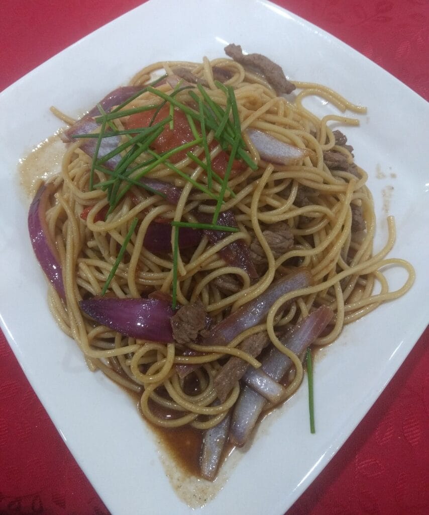 Tallarín Saltado de Carne Criollo: Un Capolavoro della Cucina Fusion Peruviana